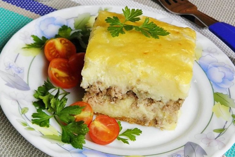 Картофельная запеканка с фаршем и грибами в мультиварке