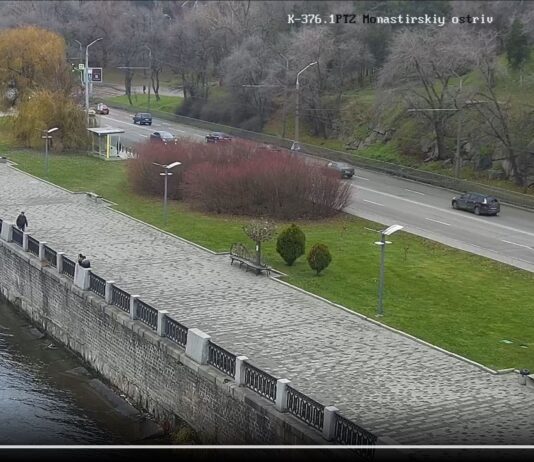 Сичеславская набережная с пешеходного моста на Монастырский остров, камера №1