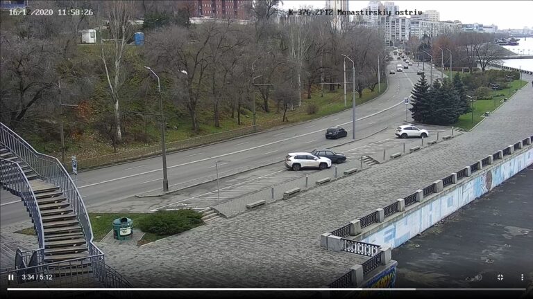Сичеславская набережная с пешеходного моста на Монастырский остров, камера №2