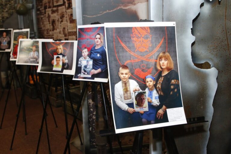 В Днепре открыли выставку с фотографиями пропавших военнослужащих