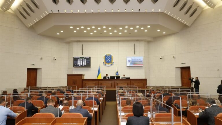 Сприяння ОСББ, підтримка молодих бібліотекарів і доля самокатів: головні рішення 10-ї сесії Дніпровської міськради