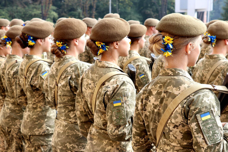 На военный учет поставят 3-4 млн женщин