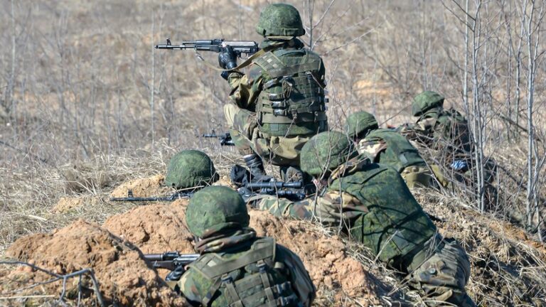 Назвали точное число российских войск на границе с Украиной