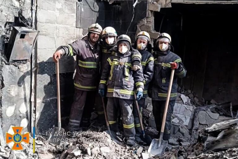 Рятувальники Дніпропетровщини допомагають розбирати завали на Харківщині