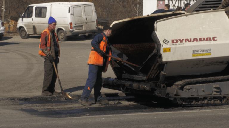 У Дніпрі ремонтують дороги