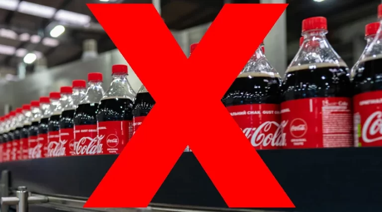 Деякі супермаркети Дніпра викидають продукцію компанії Coca-Cola