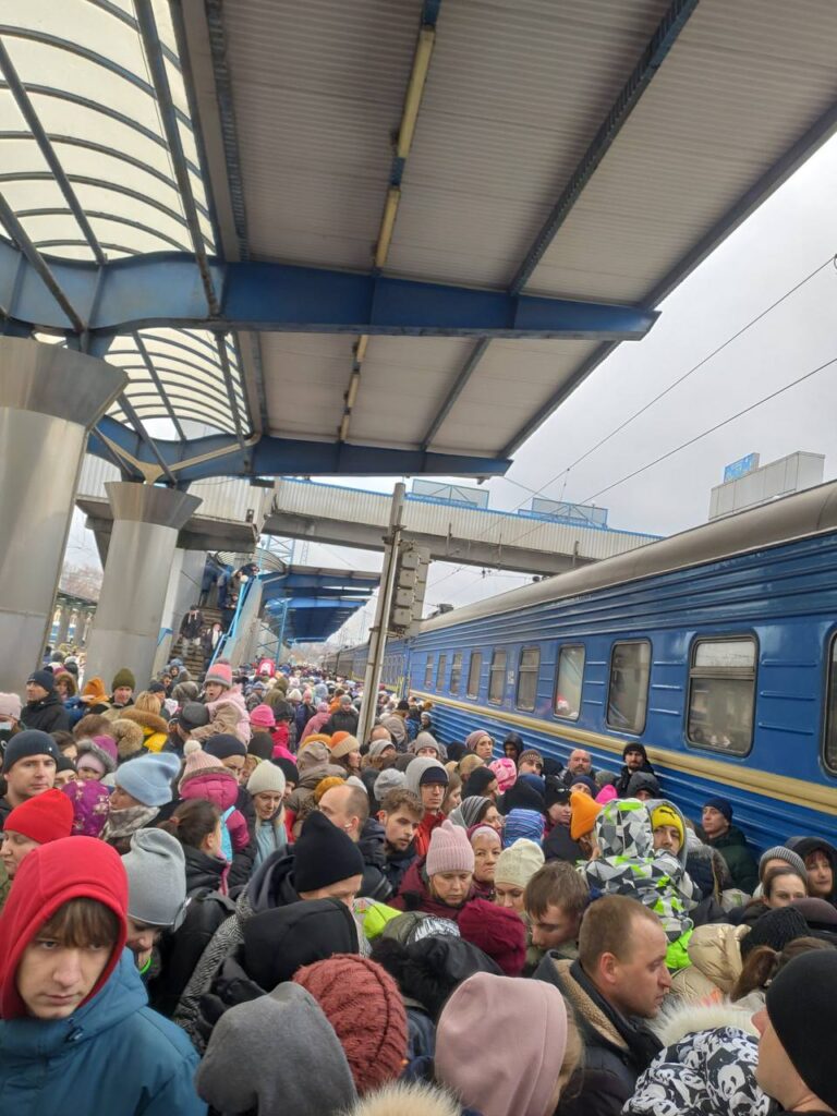 Величезні черги на потяги у Дніпрі