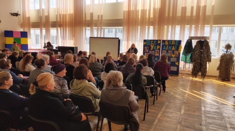 Дніпровські освітяни проводять майстер-класи з плетіння маскувальних кікімор