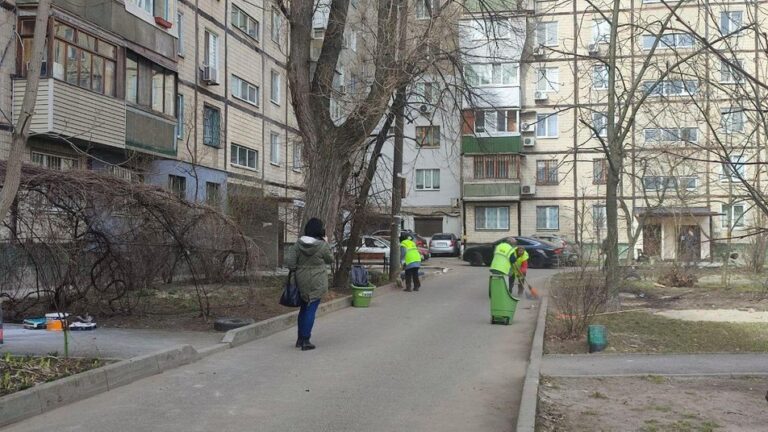 Більше тисячі двірників прибирають дніпровські подвір’я
