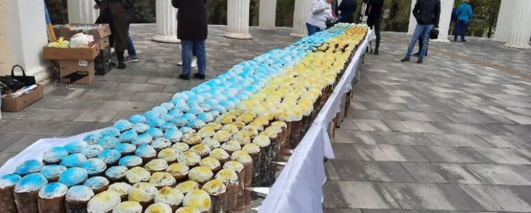 У Дніпрі із пасок виклали прапор України