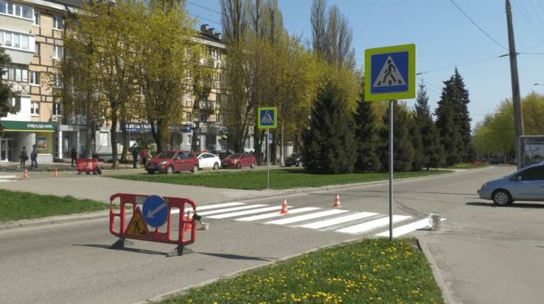 У Дніпрі продовжують оновлювати дорожню розмітку