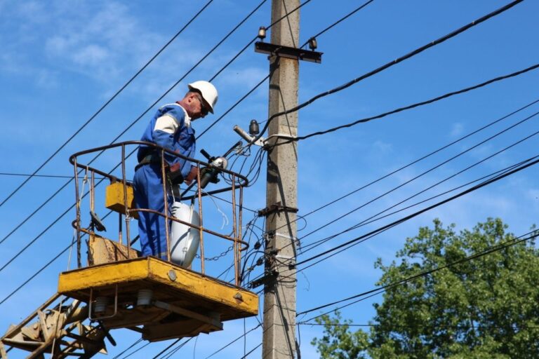 У Дніпрі комунальники модернізують освітлення