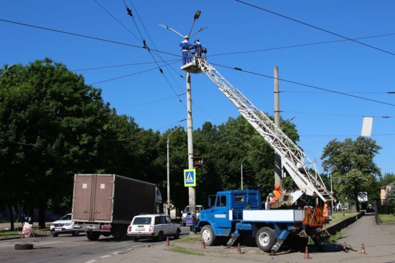 У Дніпрі комунальники закінчують ремонт зовнішнього освітлення