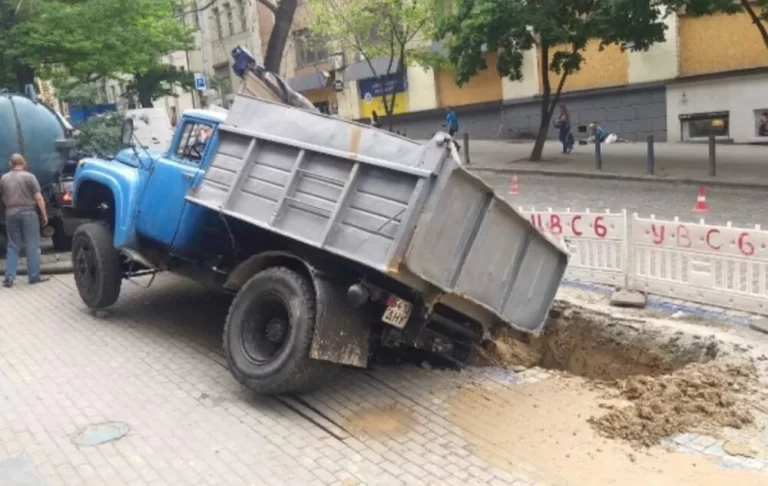 У Дніпрі автівка провалилась під землю