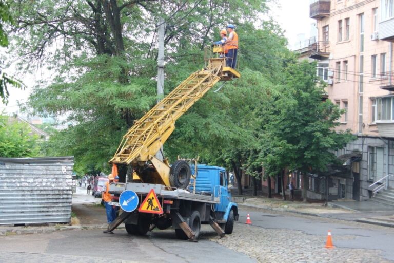 У Дніпрі модернізують зовнішнє освітлення проїжджої частини по вул. Михайла Грушевського