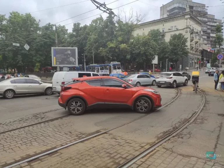 У Дніпрі на трамвайних коліях не розминулися автівки