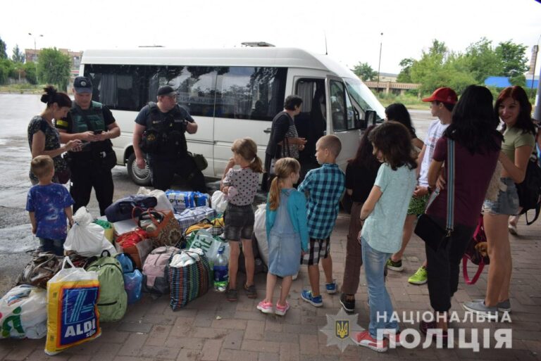 Поліцейські допомогли багатодітній матері зі Слов’янська евакуюватися у Дніпро