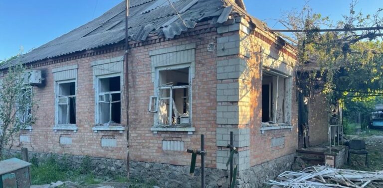 Рашисти обстріляли Нікополь: побиті будинки, лікарня, порт, промислове та енергетичне підприємства