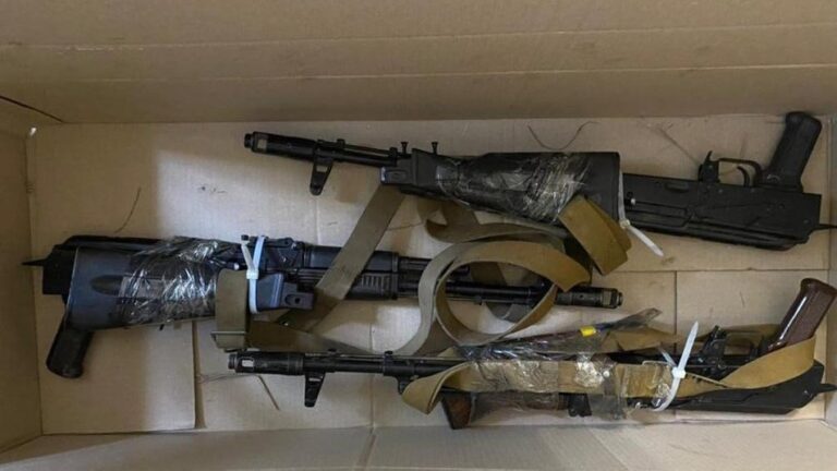 На Дніпропетровщині поліцейські вилучили на пошті 7 автоматів та 10 гранат
