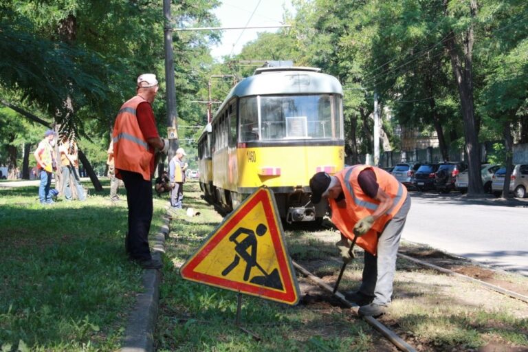У Дніпрі ремонтують трамвайні колії