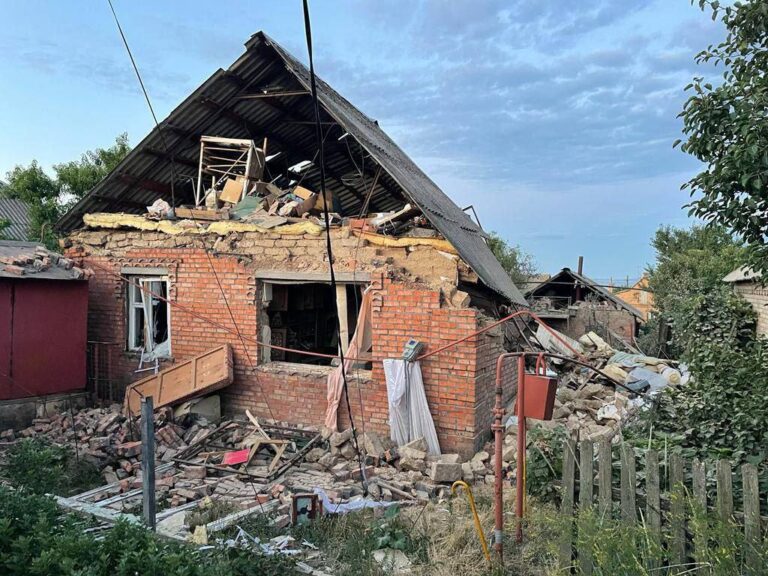 Окупанти обстріляли з «Градів» житловий квартал у Нікополі: є загиблі та поранені