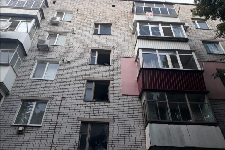 40 пострілів з “Градів” по Нікопольському району: поранена жінка, пошкоджені житлові будинки, дитячий садок та лікарня
