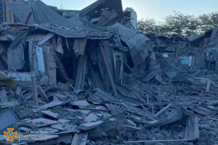 Окупанти обстріляли Апостолове, Нікополь та Зеленодольську громаду: зруйнували будинки і школи (ФОТО)