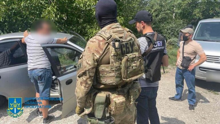 У Дніпрі викрили чоловіка, який за 900 євро робив фіктивні документи для виїзду за кордон