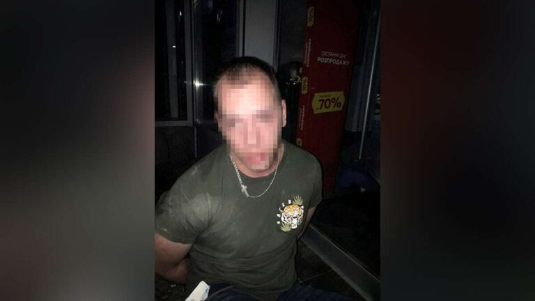 У Дніпрі чоловік вночі вдерся до магазину, щоб покататися на самокаті