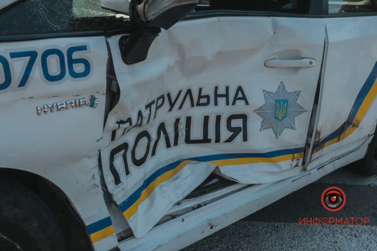 У Дніпрі легковик врізався в автівку патрульних