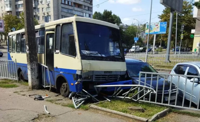 У Дніпрі автобус протаранив паркан та зачепив автівку