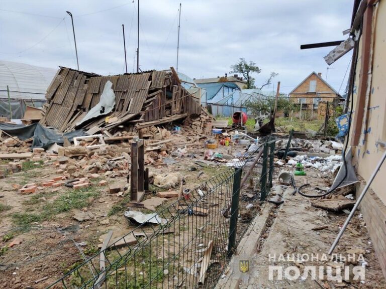 На Дніпропетровщині війська рф обстріляли Нікополь: пошкодили 11 будинків та гімназію