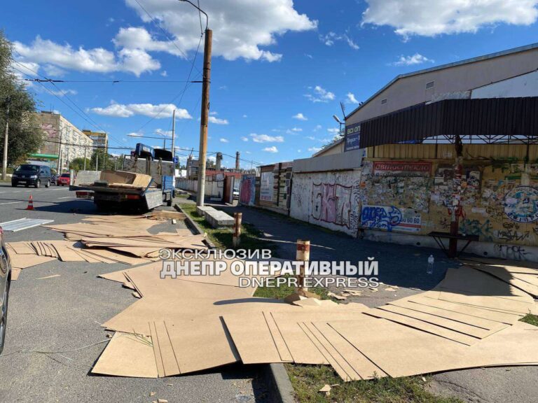 Вантаж випав на пішодів: у Дніпрі у вантажівки відірвалося кріплення