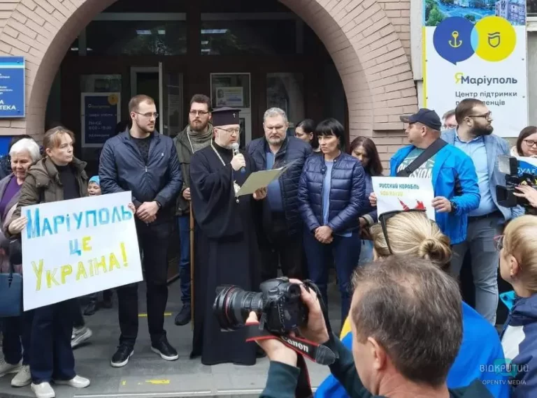 У Дніпрі маріупольці провели мітинг проти проведення псевдореферендуму у їхньому місті