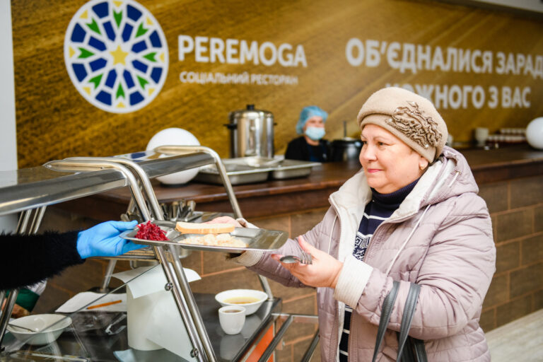 У дніпровському соціальному ресторані безкоштовно годують обідами до 500 переселенців