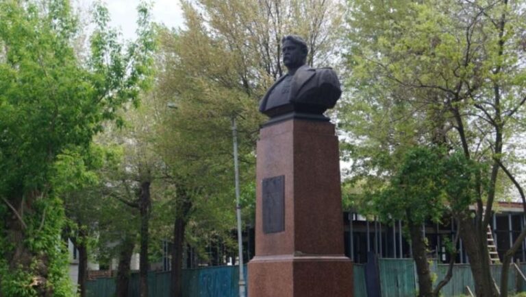 У Дніпрі демонтують пам’ятник радянському діячеві Олексію Федорову