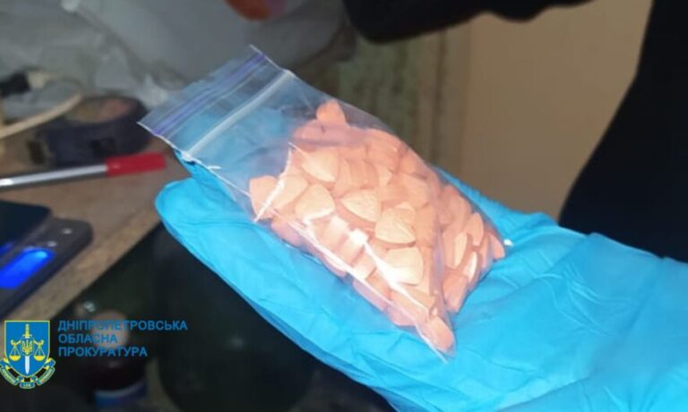 На Дніпропетровщині припинили діяльність нарколабораторії з мільйонними прибутками