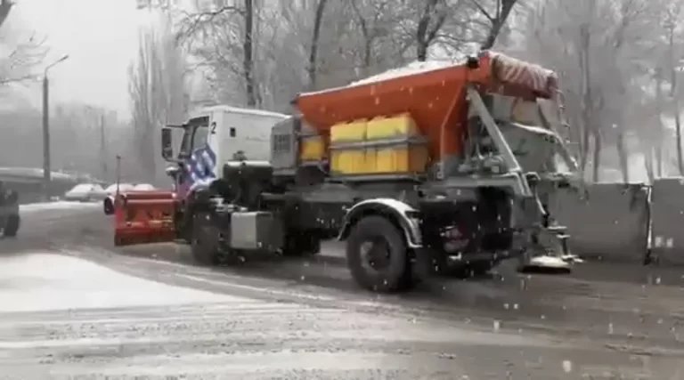 На вулицях Дніпра прибирають сніг понад 140 одиниць техніки