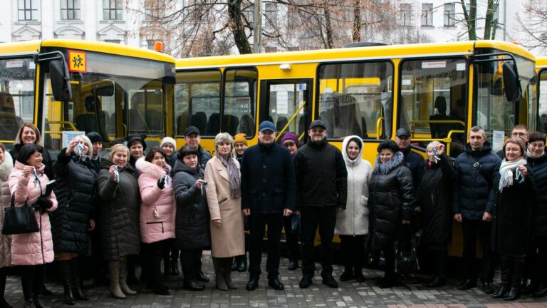 У школи на Дніпропетровщині передали нові автобуси замість тих, які забрали на потреби ЗСУ