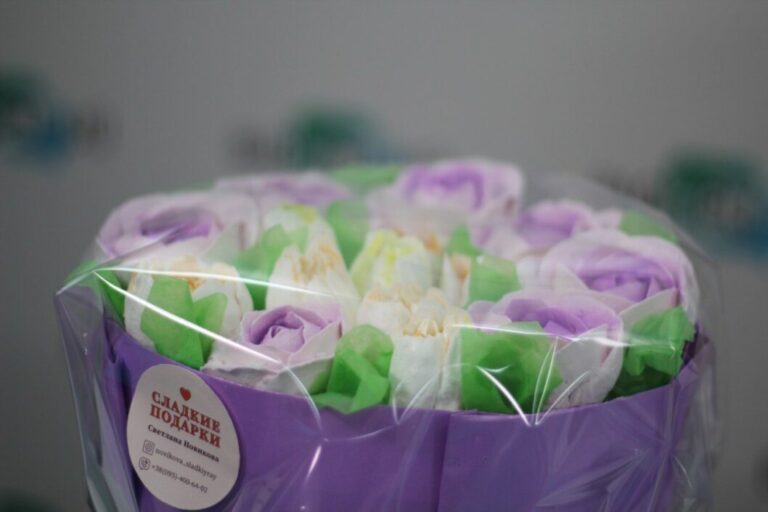 Жінка з Маріуполя освоїла нову професію та створює у Дніпрі зефірні квіти