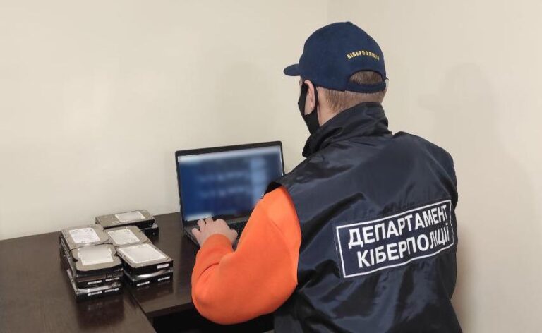Хакер з Дніпропетровщини продавав дані мільйона українців