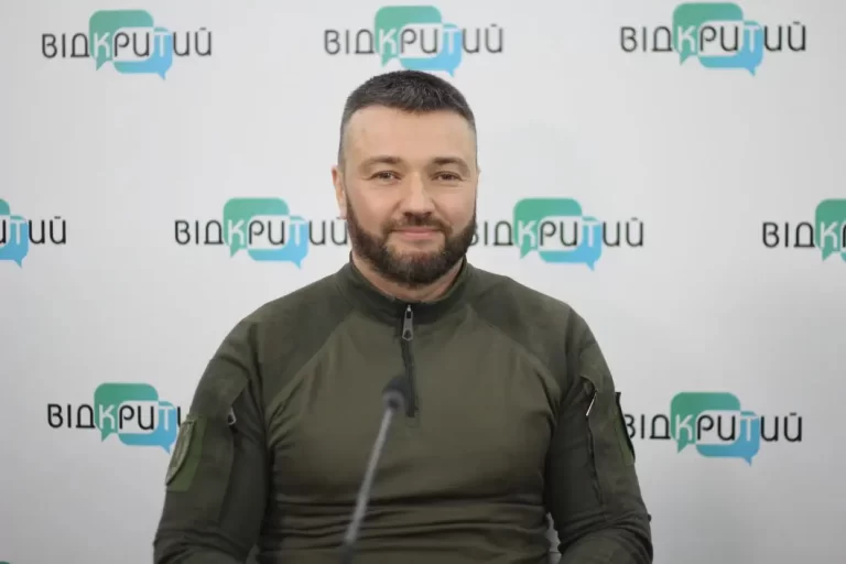 Дніпрянин воює на фронті та пише книги
