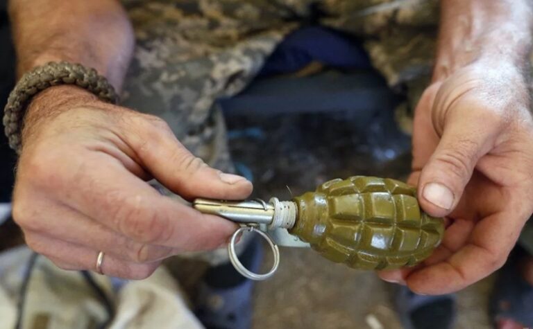 На заправці у Дніпрі знайшли гранату