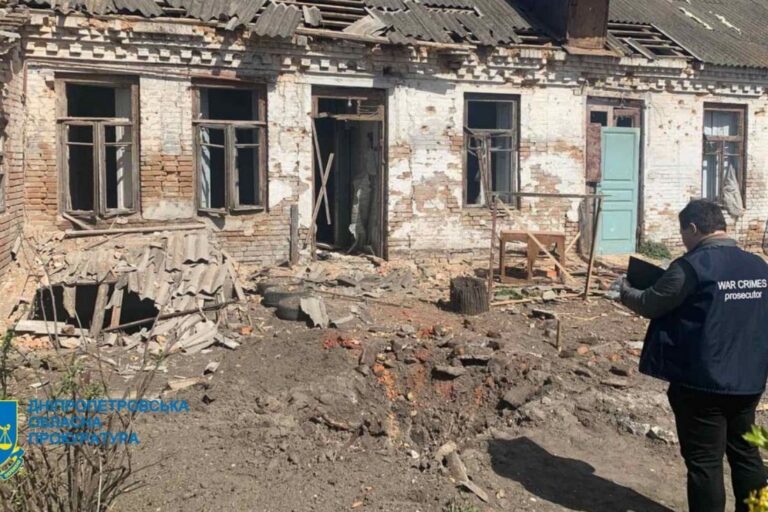 Оприлюднили фото наслідків обстрілу Нікополя