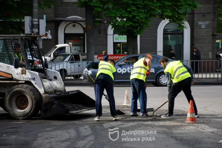 У Дніпрі ремонтують дороги та оновлюють дорожню розмітку
