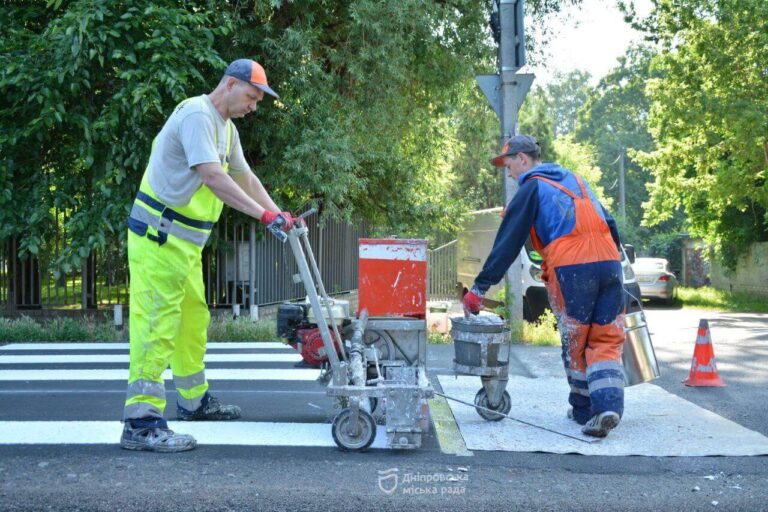 Замість фарби – пластик: у Дніпрі оновлюють дорожню розмітку