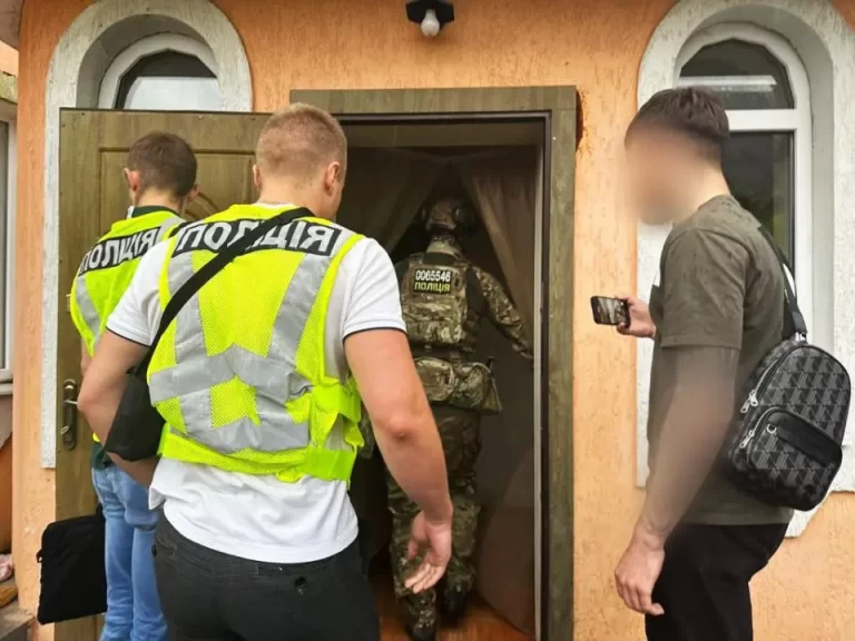 На Дніпропетровщині шахраї привласнили понад 20 млн грн під виглядом продажу техніки для військових
