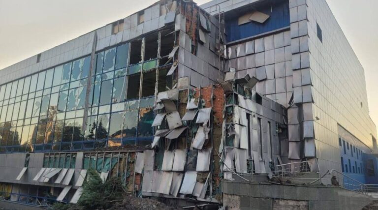 Внаслідок ракетного удару по Дніпру поранено двоє людей, є влучання в підприємство та спорткомплекс
