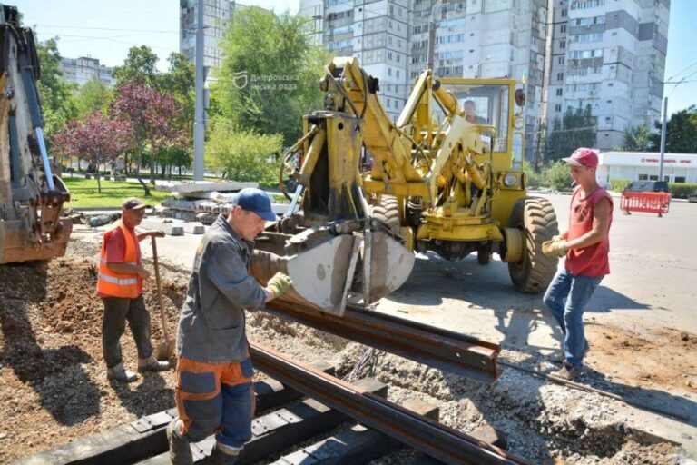 У Дніпрі на проспекті Миру завершують ремонт трамвайних переїздів