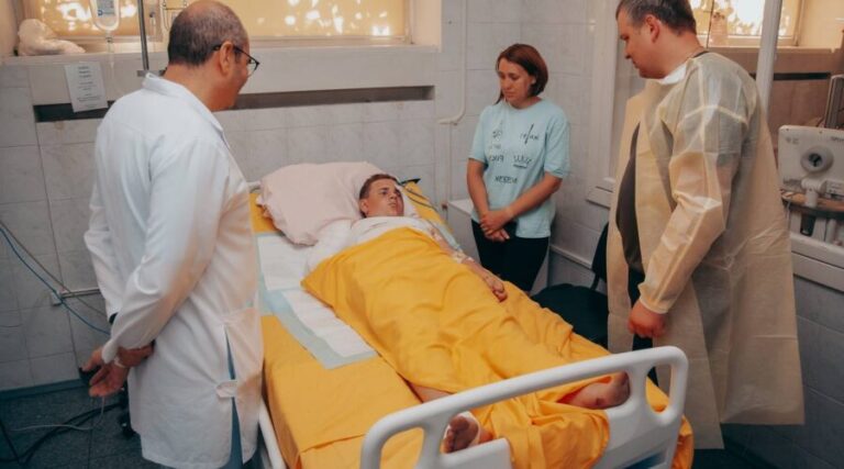 У Дніпрі рятують 11-річного хлопчика, пораненого під час ракетної атаки у Покровську